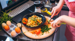 Texte ALT Femme préparant un repas à index glycémique bas contre l'insulinorésistance