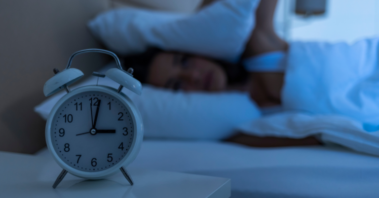 Femme réveillée la nuit, illustrant l'impact du manque de sommeil sur les hormones de la faim